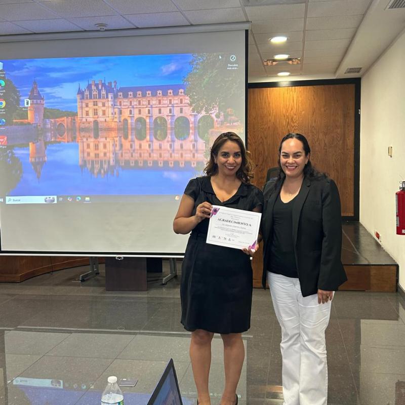 Alejandra Guerrero. Tema Embarazo y Adolescencia. Psicóloga de profesión con amplia experiencia como tallerista, conferencista y consultora a nivel nacional, En 2017 fue galardonada con el Premio Elvia Narcia Cancino para Defensoras de los Derechos Humanos, Premio Estatal al Altruismo por parte de la fundación SIMI y es una Chihuahuense Destacada por el H. Congreso del Estado y del Gobernador en la categoría: Defensora de Derechos Humanos.