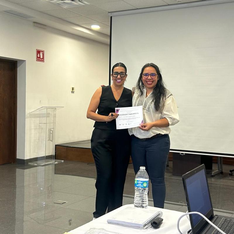 Nithia Castorena. Derechos Humanos y Género con Perspectiva de Juventudes. La doctora Nithia Castorena, es escritora e historiadora, profesora e investigadora en la Facultad de Filosofía y Letras de la Universidad Autónoma de Chihuahua. Desde 2023, es parte del Sistema Nacional de Investigación y fundadora del Colegio Chihuahuense de Historia. Coordina la Cátedra UNESCO "Ciudadanía activa por la paz en el norte de México". Y su libro más reciente es "Centro de Justicia para las mujeres en Chihuahua. Su hist